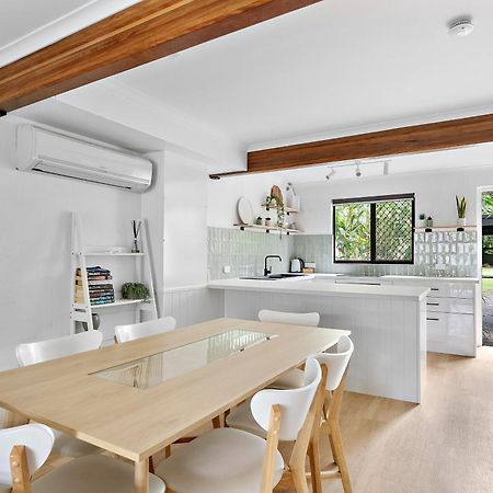 Stylish Townhouse, Private Courtyard Walk To Beach Noosaville Exterior foto